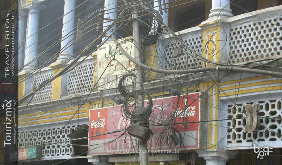 سیم های برق درهم پیچیده در خیابان های هند