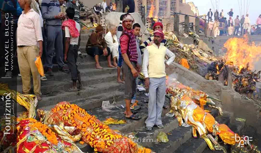 مراسم مرده سوزی در حاشیه رود گنگ، بمبئی هند