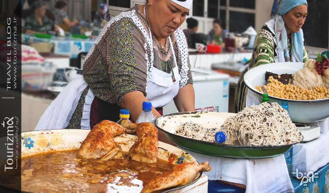 زن دستفروش در حال سرو غذای خیابانی ازبکستان